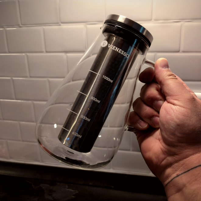 Cold-Brew-Kanne aus Glas mit Edelstahlsieb zur Zubereitung von kalt extrahiertem Kaffee.