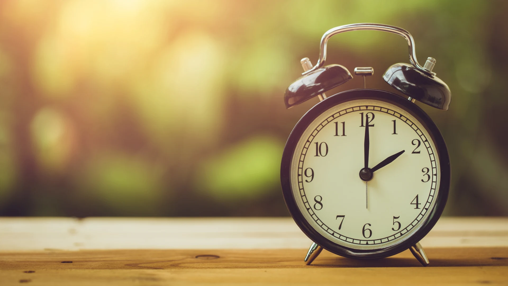 Alter-Wecker-der-auf-2-Uhr-steht