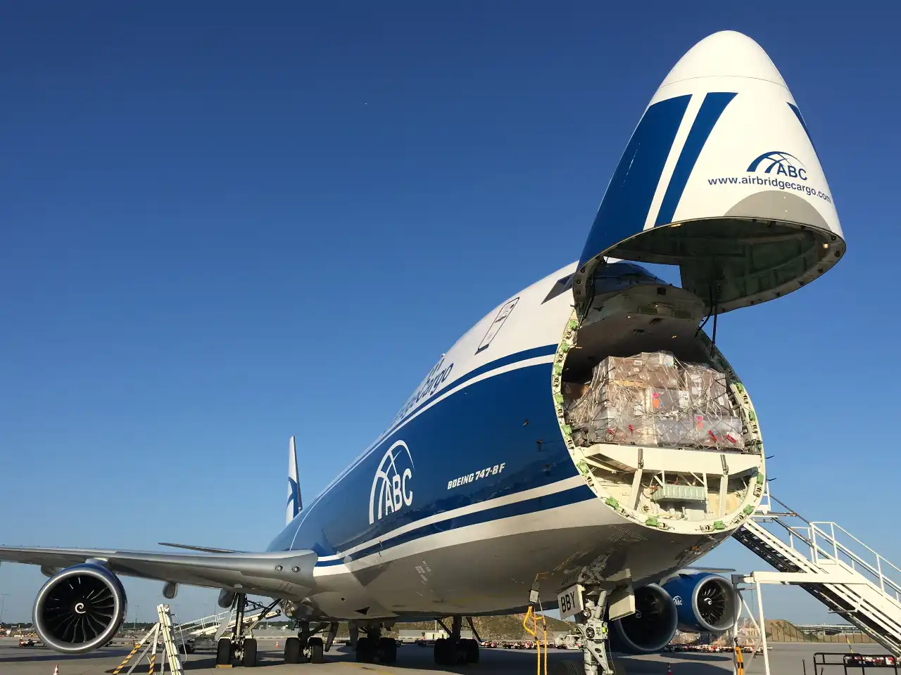 B747-Frachter auf dem Vorfeld mit offener Nase