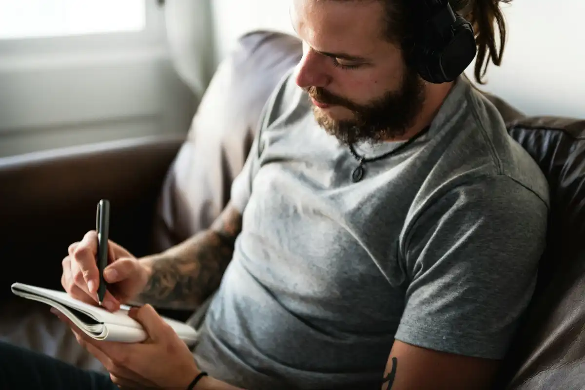 Mann 40 schreibt in sein Notizbuch