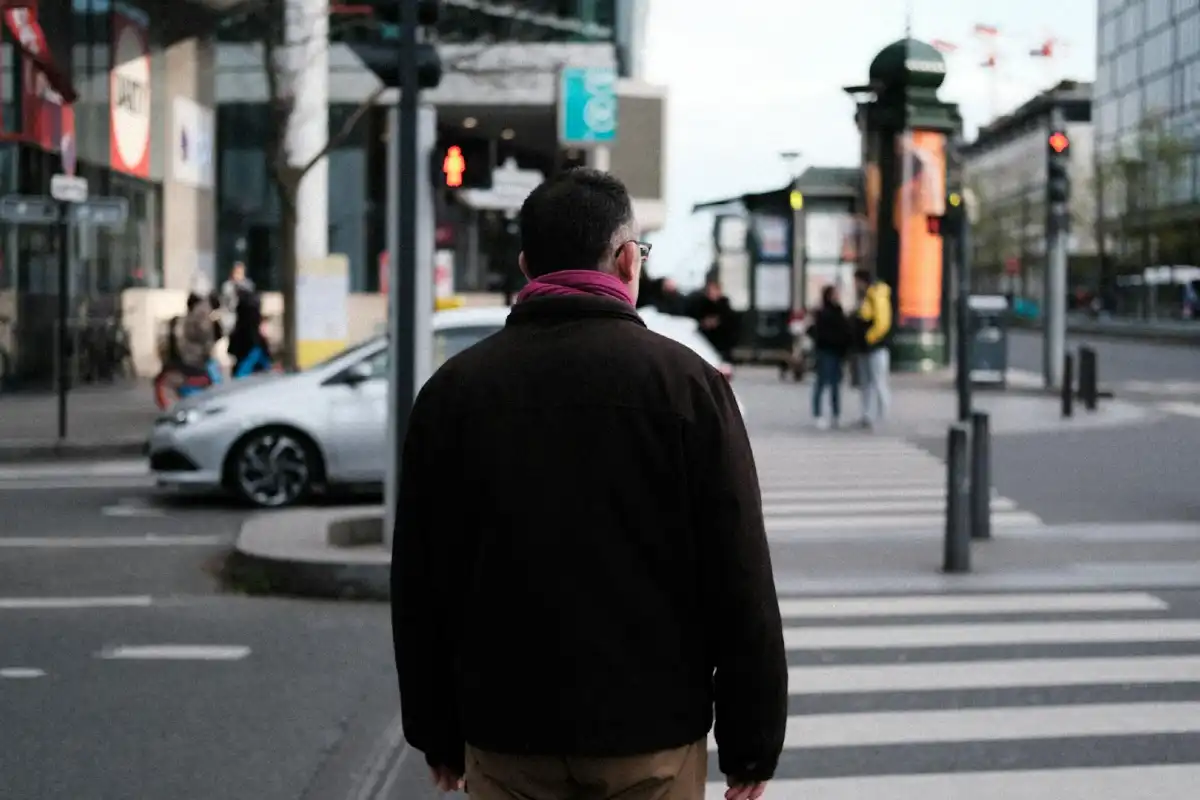 Mann an Strassenkreuzung