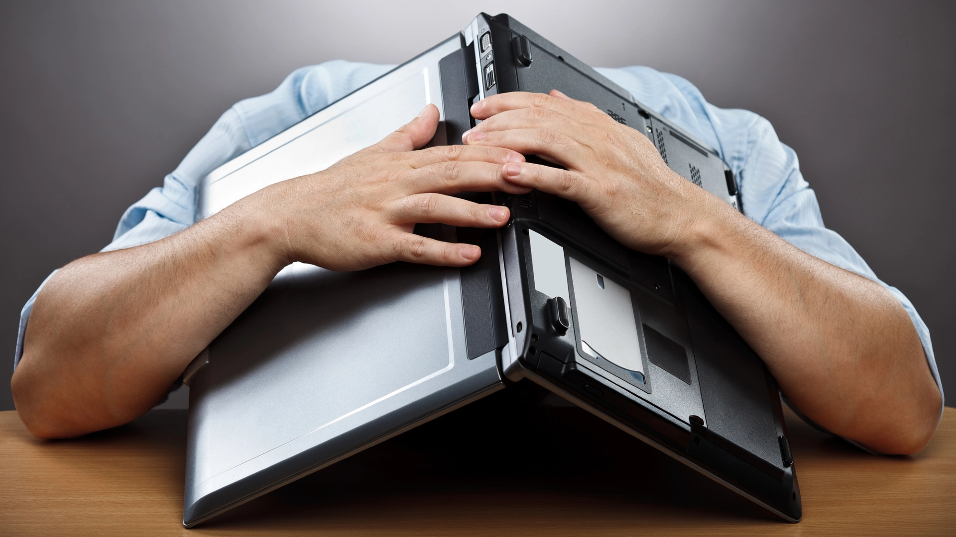 Mann-frustriert-mit-Laptop