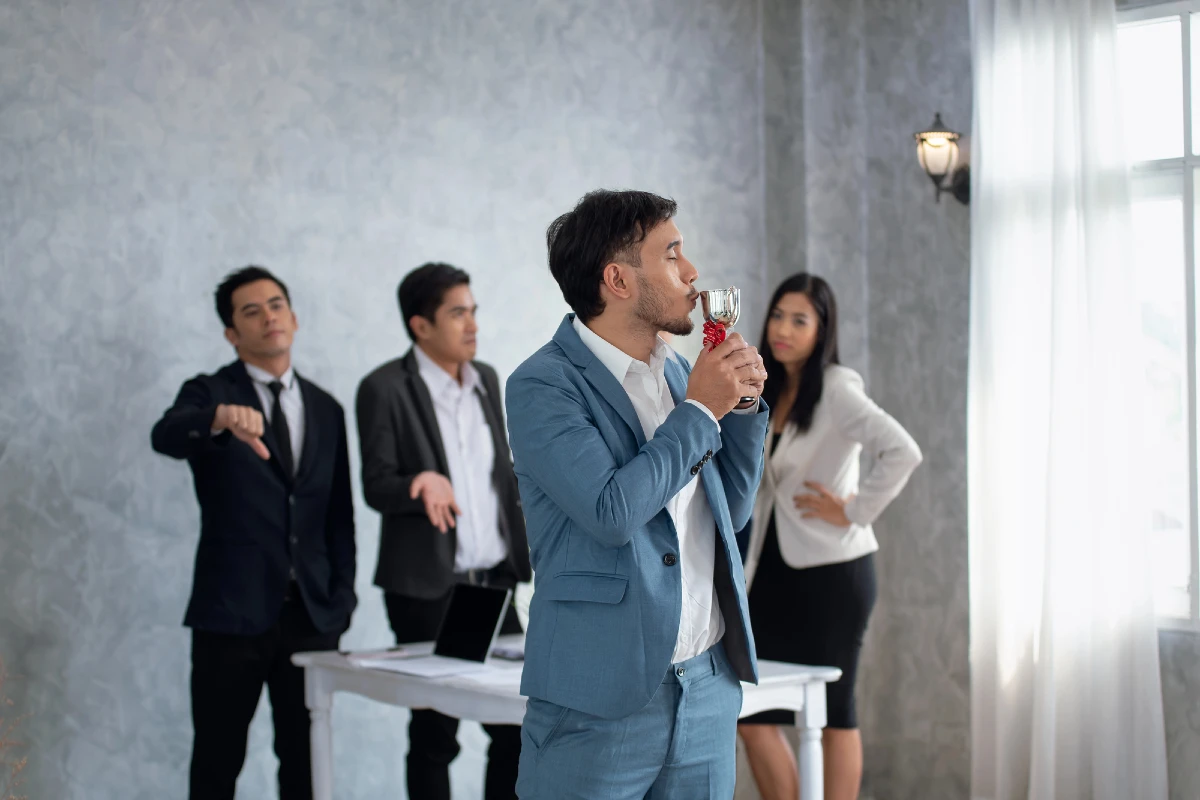 Mannneidisch im Büro