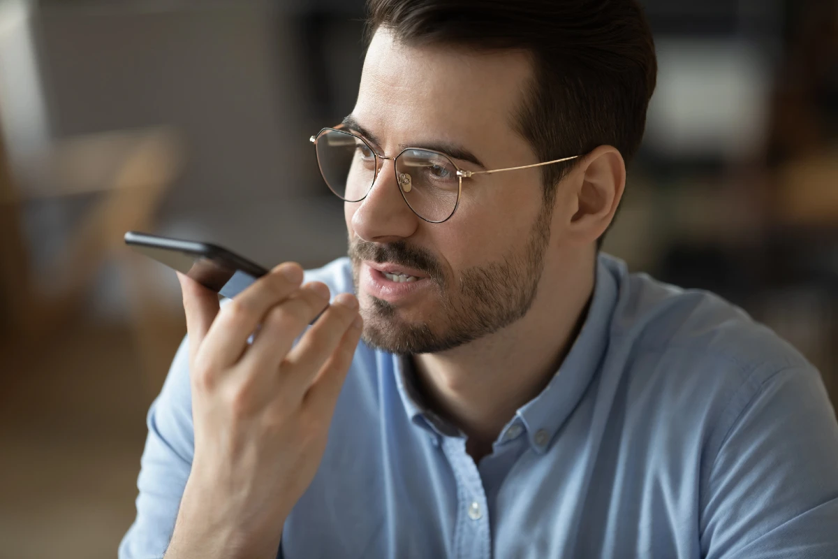 Mann-spricht-fit-am-Handy