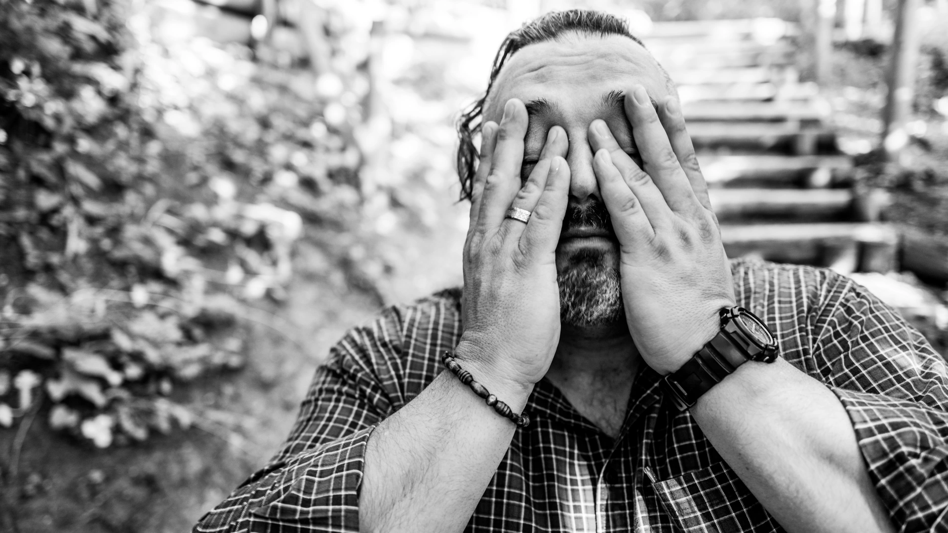 Thilo-Hände-vor-Gesicht