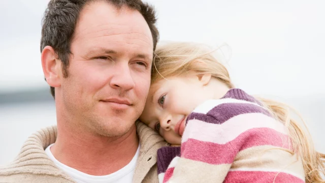 Vater hält seine Tochter im Arm – enge Bindung, Nähe und emotionale Sicherheit in der Vater-Tochter-Beziehung